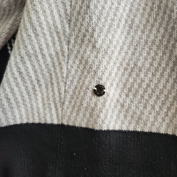 Lululemon L - BLck and Gray Striped Sweater - Picture 10 of 13